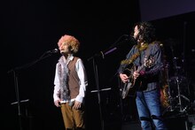 “サイモンガー＆ファンクル”に扮するブリーフ＆トランクス。