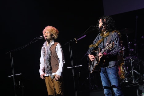 “サイモンガー＆ファンクル”に扮するブリーフ＆トランクス。