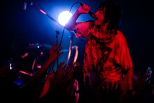 稲村太佑（Vo, G / アルカラ）（Photo by Taichi Nishimaki）