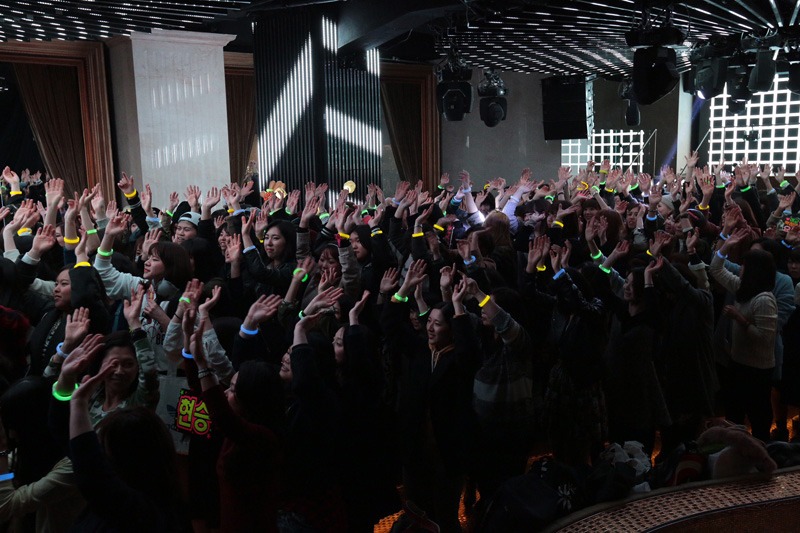 ファン300名を招いて3月に行われた「HANDS UP」リリックビデオ撮影会の様子。