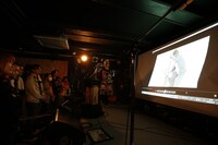 「TOWER RECORDS presents Bowline 2015」宮城・BLUE RESISTANCE公演にてパフォーマンスする箭内道彦。（撮影：三吉ツカサ）