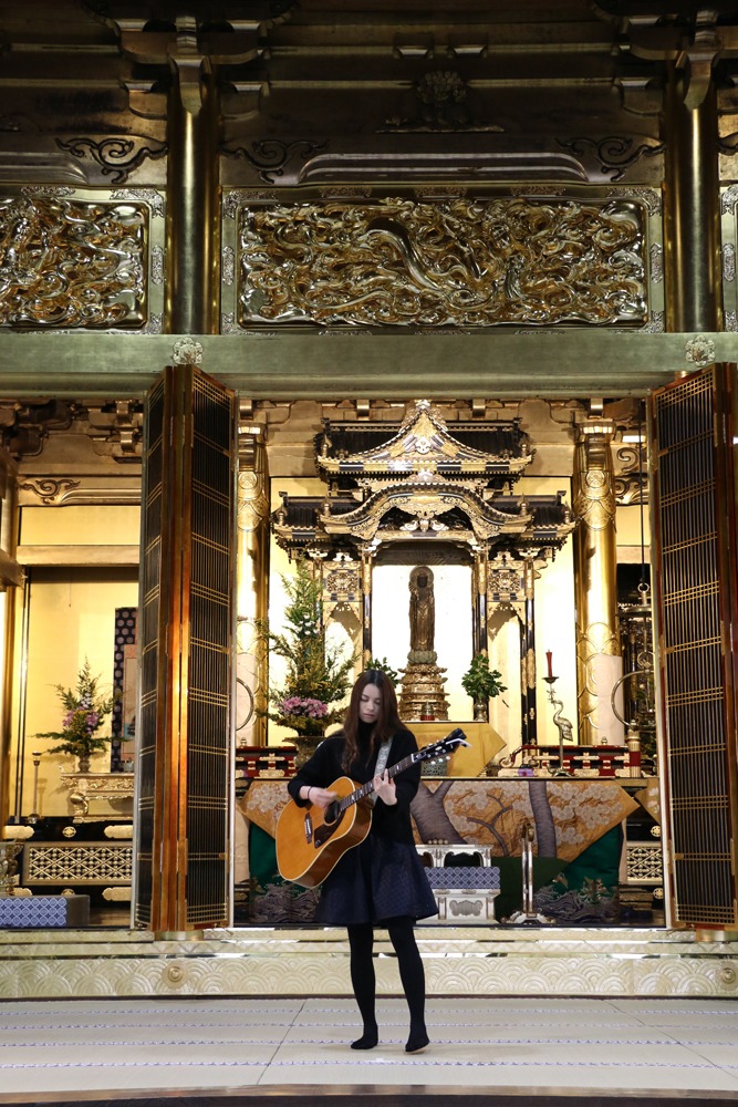 「子ども御遠忌 親鸞さんに あおう ～響く今、響け未来へ～ 片平里菜LIVE」の様子。