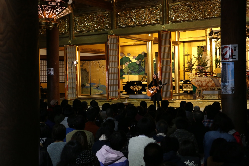 「子ども御遠忌 親鸞さんに あおう ～響く今、響け未来へ～ 片平里菜LIVE」の様子。