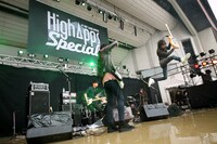 The Flickers「HighApps SPECIAL!! ～SPRING ROCK PARTY 2015～」大阪公演の様子。