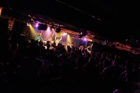 藤岡みなみ＆ザ・モローンズのライブの様子。