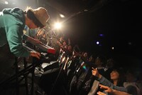 藤岡みなみ＆ザ・モローンズのライブの様子。