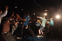 藤岡みなみ＆ザ・モローンズのライブの様子。