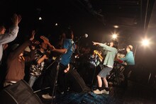 藤岡みなみ＆ザ・モローンズのライブの様子。