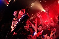 ユコ・カティ（Key, Vo）（撮影：ペータ）