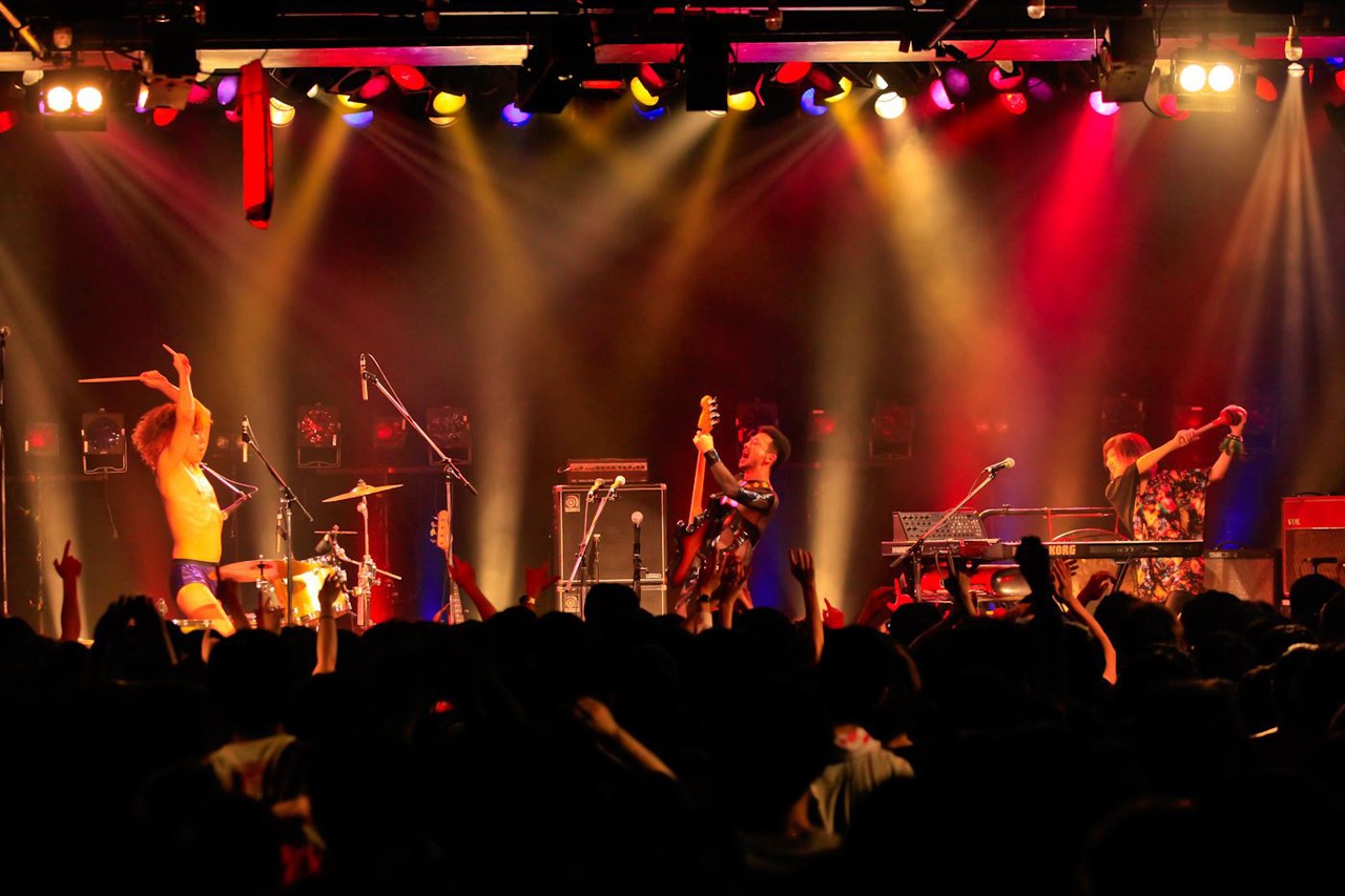 「モーモールルギャバン、復活！ 蘇る無茶と野獣ツアー2015」東京公演の様子。（撮影：ペータ）