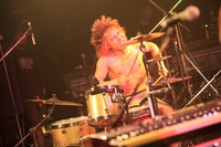 ゲイリー・ビッチェ（Vo, Dr）（撮影：ペータ）