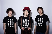 セカイイチ。中央が岩崎慧。