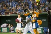 北海道日本ハムファイターズのマスコットであるB・B、ポリーとともに球場に登場した牧野真莉愛投手。