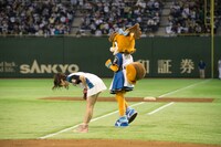 マウンドに上がる前に深々とお辞儀をする牧野真莉愛投手。