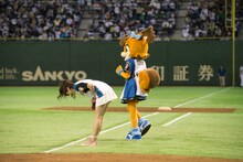 マウンドに上がる前に深々とお辞儀をする牧野真莉愛投手。