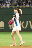 ボールを持ち、大きく振りかぶる牧野真莉愛投手。