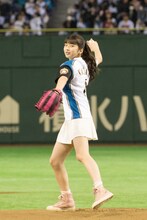 ボールを持ち、大きく振りかぶる牧野真莉愛投手。