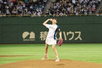 ボールを持ち、大きく振りかぶる牧野真莉愛投手。
