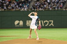 ボールを持ち、大きく振りかぶる牧野真莉愛投手。