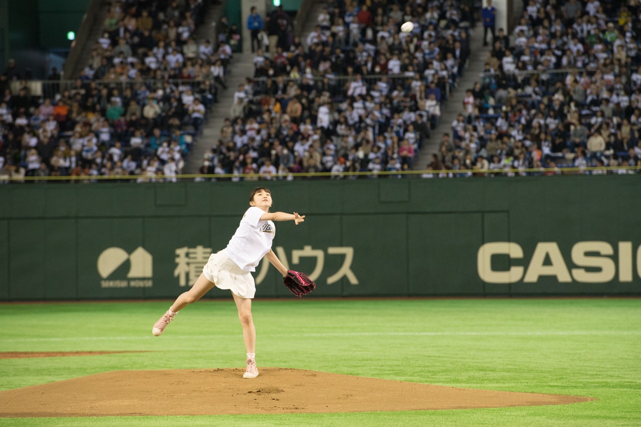 豪快にボールを放り投げた牧野真莉愛投手。