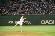 豪快にボールを放り投げた牧野真莉愛投手。