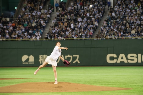 豪快にボールを放り投げた牧野真莉愛投手。
