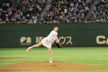 豪快にボールを放り投げた牧野真莉愛投手。