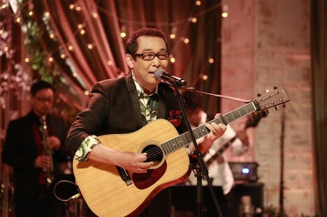 木村拓哉と「案山子」を披露するさだまさし。 (c)フジテレビ