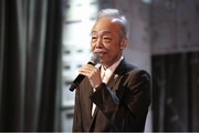 稲垣吾郎と「いい日旅立ち」を披露する谷村新司。 (c)フジテレビ