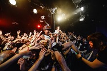 フロアにダイブするKubotyとBunta。（Photo by Azusa Takada）