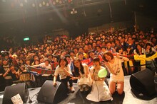 Chelsyとファンの集合写真。