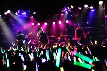 カスタマイZ「カスタマイZ ワンマンツアー2015春！-惑星クアトロをセイアツセヨ！-」東京・渋谷CLUB QUATTRO公演の様子。