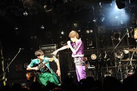 カスタマイZ「カスタマイZ ワンマンツアー2015春！-惑星クアトロをセイアツセヨ！-」東京・渋谷CLUB QUATTRO公演の様子。