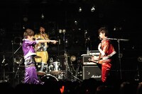 カスタマイZ「カスタマイZ ワンマンツアー2015春！-惑星クアトロをセイアツセヨ！-」東京・渋谷CLUB QUATTRO公演の様子。