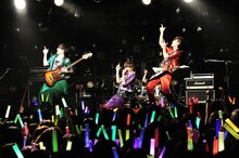 カスタマイZ「カスタマイZ ワンマンツアー2015春！-惑星クアトロをセイアツセヨ！-」東京・渋谷CLUB QUATTRO公演の様子。