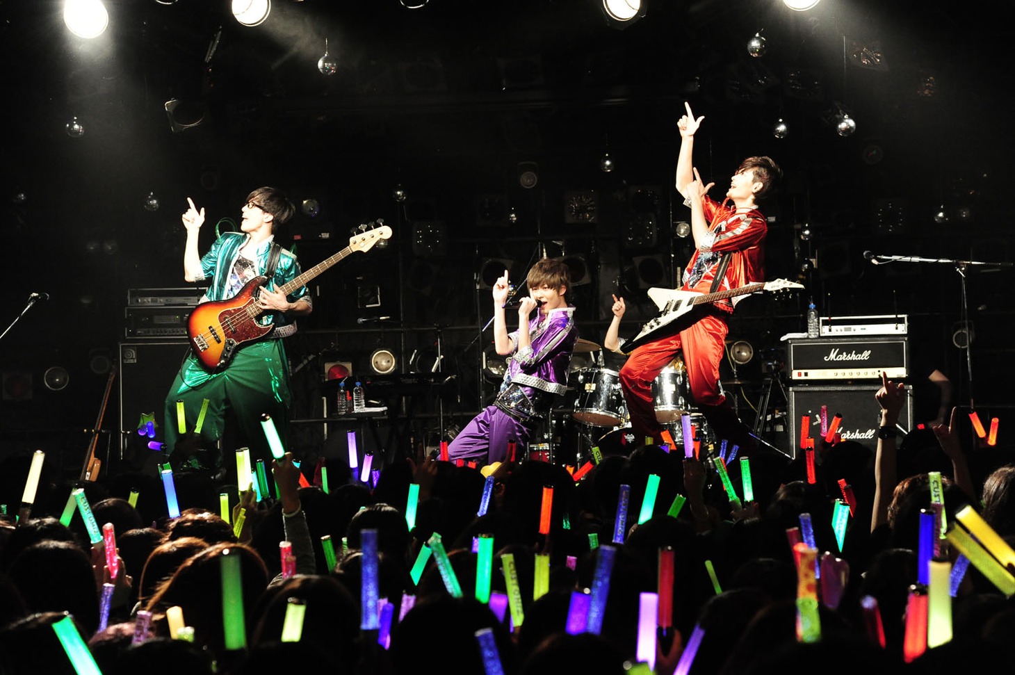 カスタマイZ「カスタマイZ ワンマンツアー2015春！-惑星クアトロをセイアツセヨ！-」東京・渋谷CLUB QUATTRO公演の様子。