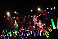 カスタマイZ「カスタマイZ ワンマンツアー2015春！-惑星クアトロをセイアツセヨ！-」東京・渋谷CLUB QUATTRO公演の様子。