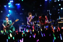 カスタマイZ「カスタマイZ ワンマンツアー2015春！-惑星クアトロをセイアツセヨ！-」東京・渋谷CLUB QUATTRO公演の様子。