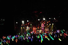 カスタマイZ「カスタマイZ ワンマンツアー2015春！-惑星クアトロをセイアツセヨ！-」東京・渋谷CLUB QUATTRO公演の様子。