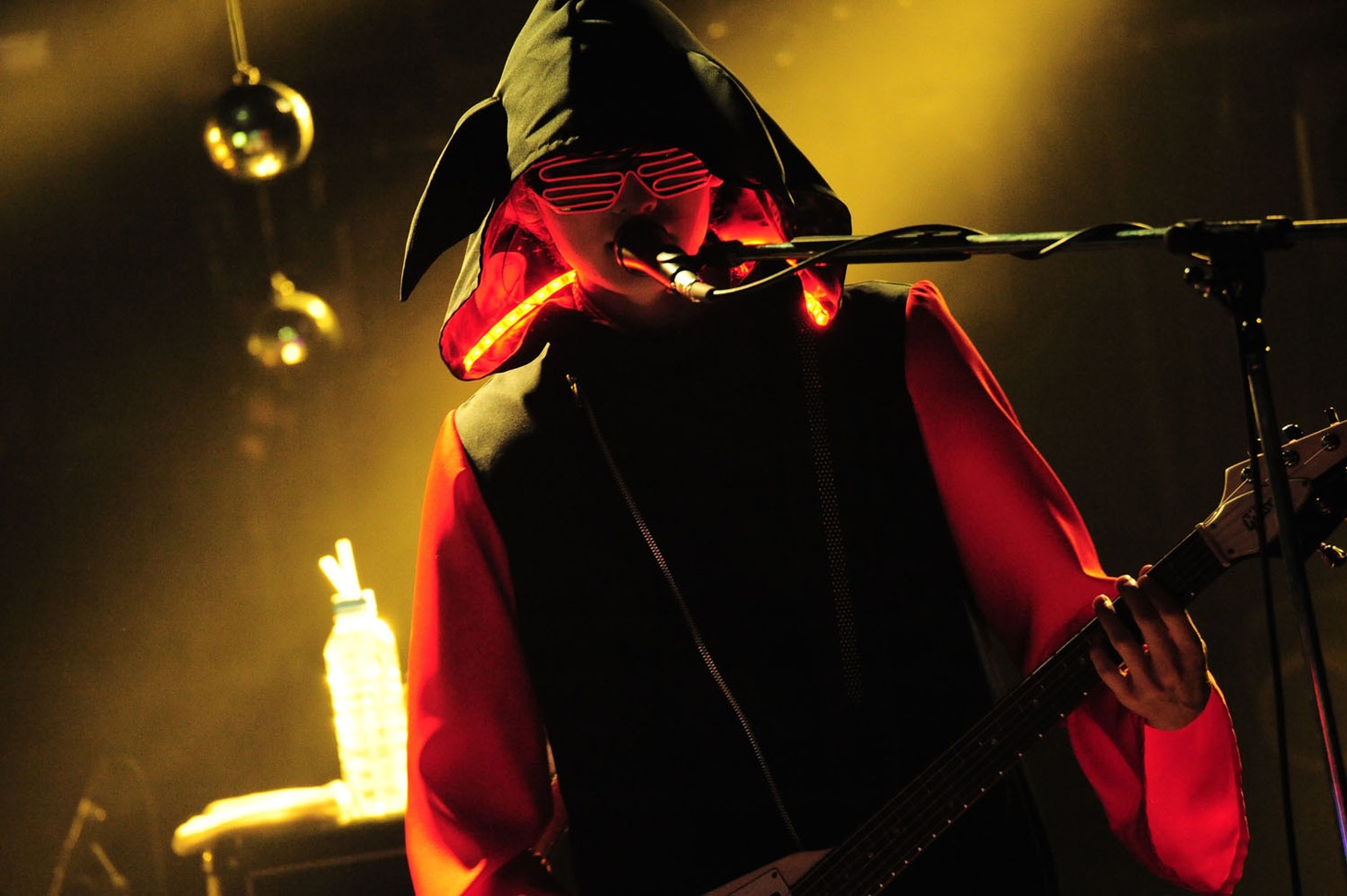 カスタマイZ「カスタマイZ ワンマンツアー2015春！-惑星クアトロをセイアツセヨ！-」東京・渋谷CLUB QUATTRO公演の様子。
