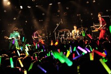 カスタマイZ「カスタマイZ ワンマンツアー2015春！-惑星クアトロをセイアツセヨ！-」東京・渋谷CLUB QUATTRO公演の様子。