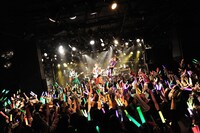 カスタマイZ「カスタマイZ ワンマンツアー2015春！-惑星クアトロをセイアツセヨ！-」東京・渋谷CLUB QUATTRO公演の様子。