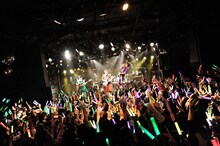 カスタマイZ「カスタマイZ ワンマンツアー2015春！-惑星クアトロをセイアツセヨ！-」東京・渋谷CLUB QUATTRO公演の様子。