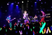 カスタマイZ「カスタマイZ ワンマンツアー2015春！-惑星クアトロをセイアツセヨ！-」東京・渋谷CLUB QUATTRO公演の様子。