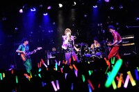カスタマイZ「カスタマイZ ワンマンツアー2015春！-惑星クアトロをセイアツセヨ！-」東京・渋谷CLUB QUATTRO公演の様子。