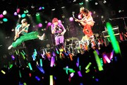 カスタマイZ「カスタマイZ ワンマンツアー2015春！-惑星クアトロをセイアツセヨ！-」東京・渋谷CLUB QUATTRO公演の様子。