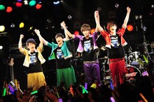 カスタマイZ「カスタマイZ ワンマンツアー2015春！-惑星クアトロをセイアツセヨ！-」東京・渋谷CLUB QUATTRO公演の様子。