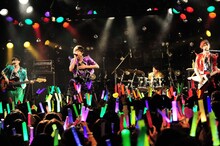 カスタマイZ「カスタマイZ ワンマンツアー2015春！-惑星クアトロをセイアツセヨ！-」東京・渋谷CLUB QUATTRO公演の様子。
