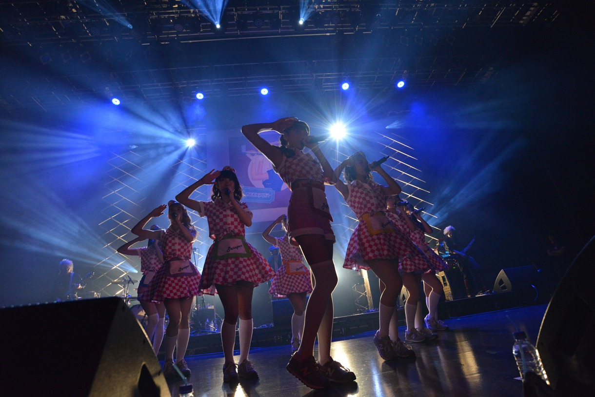「PASSPO☆ワンマンフライトツアー2015 ～more Attention～」の様子。
