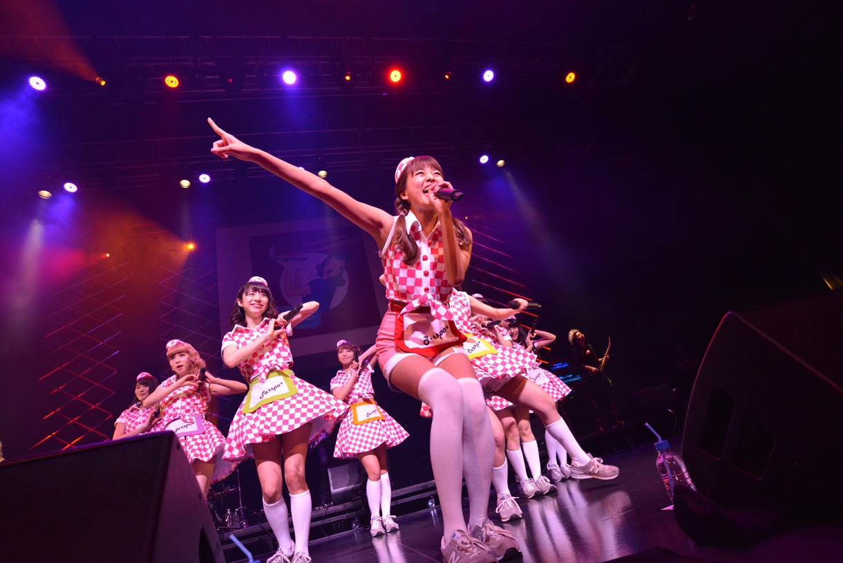 「PASSPO☆ワンマンフライトツアー2015 ～more Attention～」の様子。